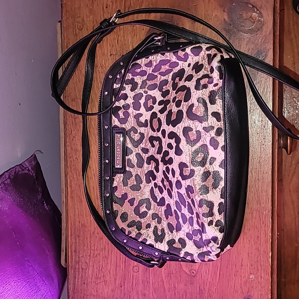 Madden girl cross body only used a few times great condition